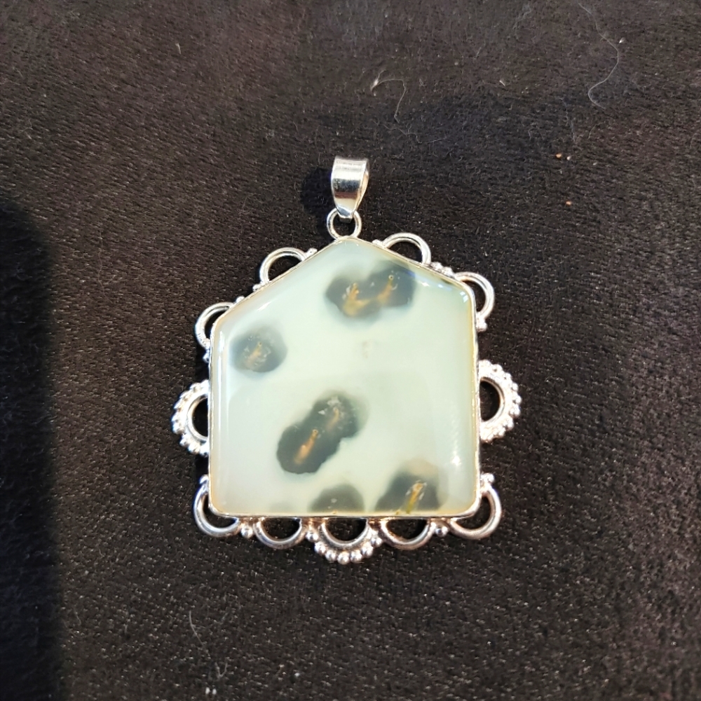 Beautiful clear / white pendant.